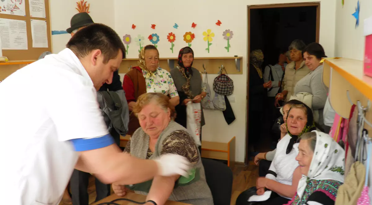 Medicii voluntari au bătut ulițele ca să-i consulte pe oamenii de la sate