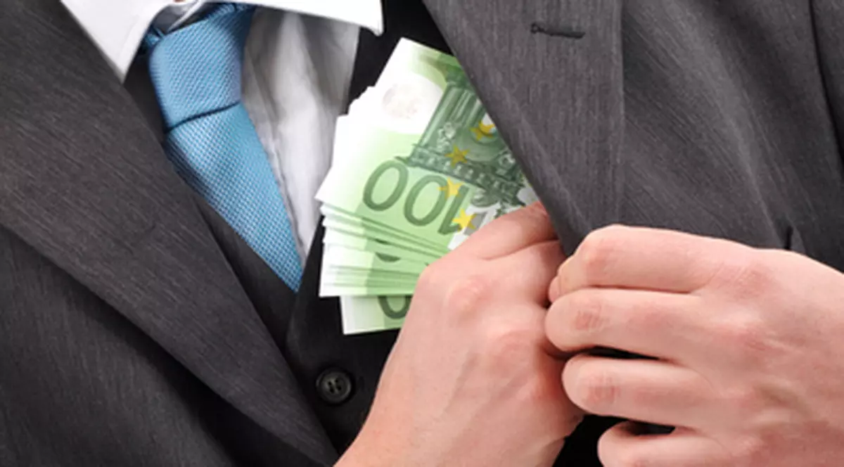 Un polițist din Mureș a refuzat o mită de 400 de euro. O femeie a vrut să-i dea atenția ca fiul ei să nu se aleagă cu doar penal