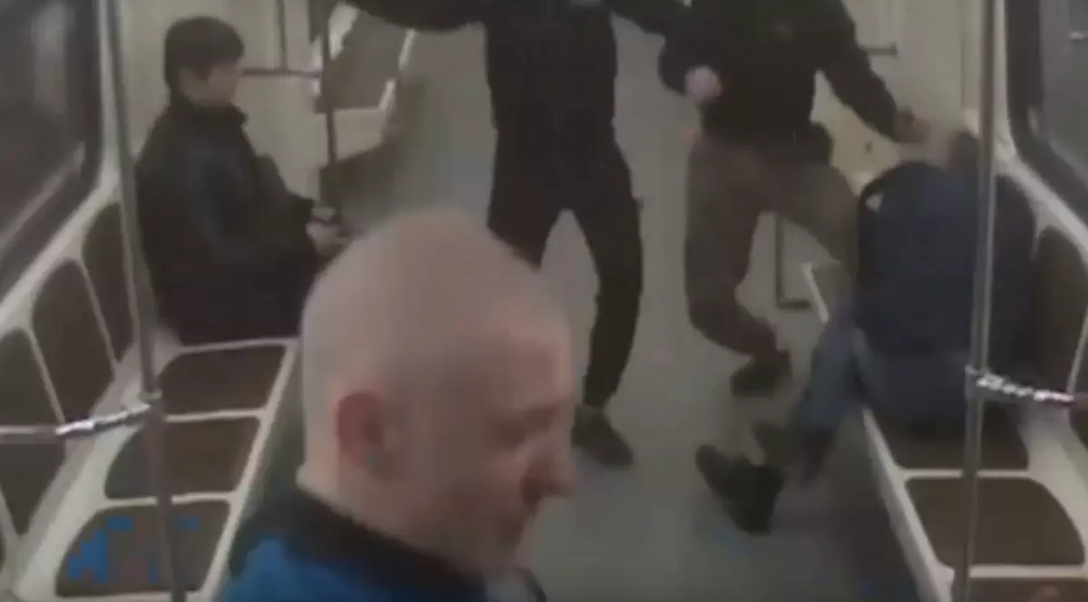 Scene șocante. Fanii dinamoviști au bătut doi oameni în metrou: ”Nu mi-a plăcut cum se uitau” | VIDEO