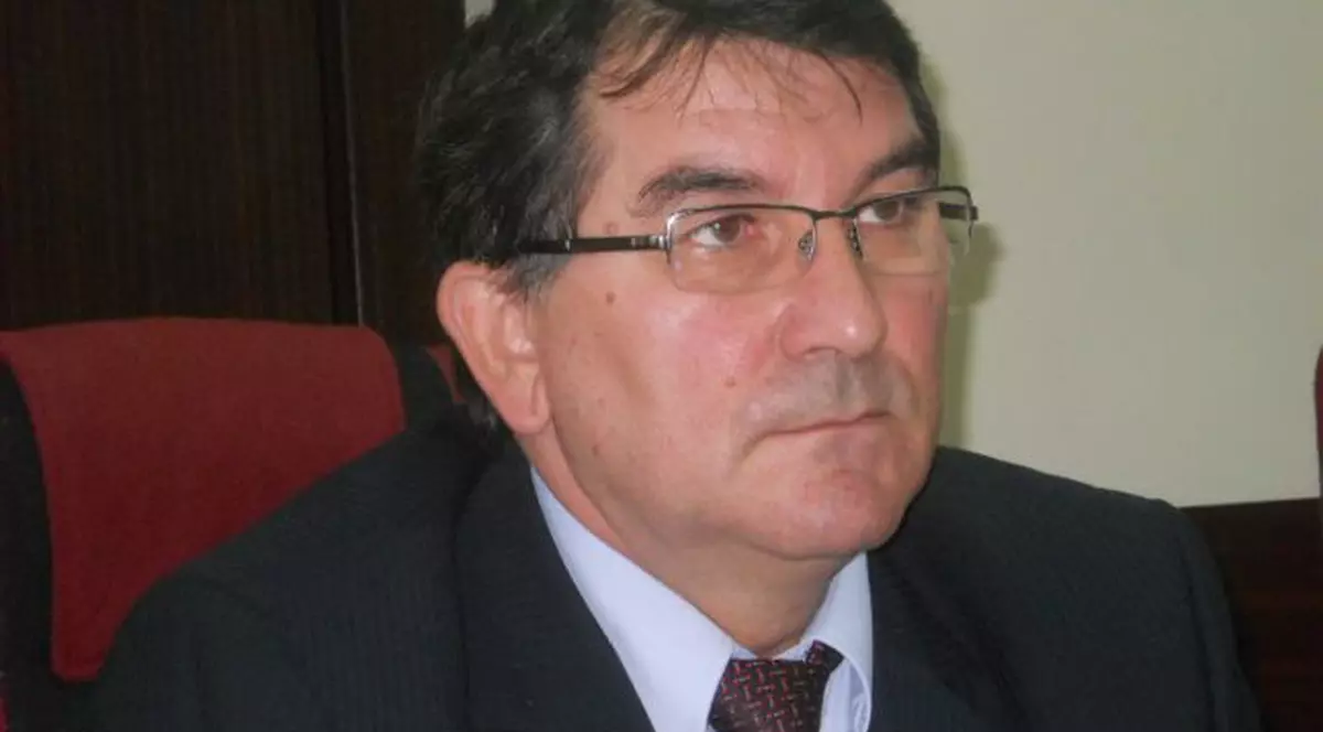 Fost şef al Poliţiei Mureş, condamnat după ce a primit mită 30 de basculante de pământ