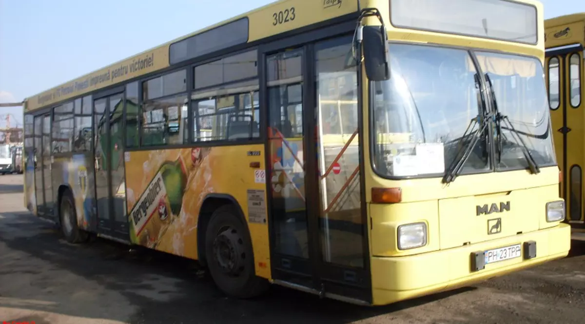 Se întâmplă la Ploiești! A furat un autobuz de călători și a intrat cu el în parapeți