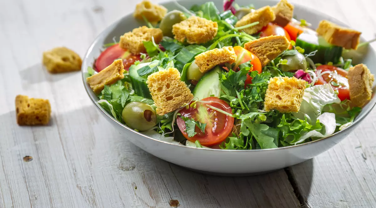 Libertatea te ajută să găteşti ieftin şi bun. Salată cu rucola, măsline şi crutoane cu doar 9,8 lei