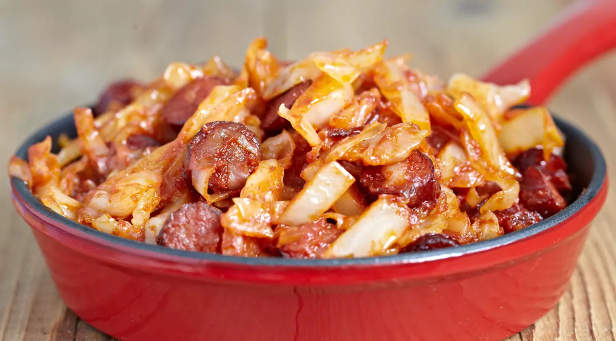 Libertatea te ajută să găteşti ieftin şi bun. Varză cu cârnaţi la doar 9,50 lei