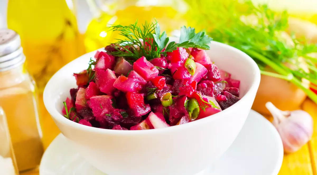 Libertatea te ajută să găteşti ieftin şi bun. Salată de sfeclă roşie cu doar 5,50 lei