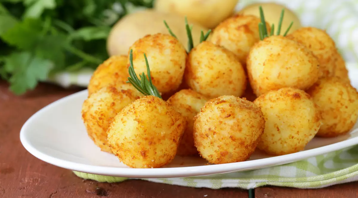 Libertatea te ajută să găteşti ieftin şi bun. Chifteluţe de cartofi cu doar 6,50 lei