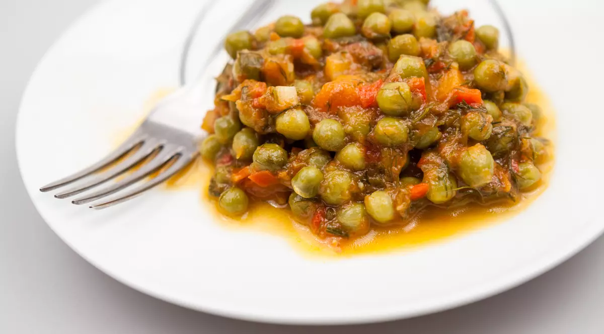 Libertatea te ajută să găteşti ieftin şi bun. Mâncare de mazăre cu pui cu doar 9,50 lei