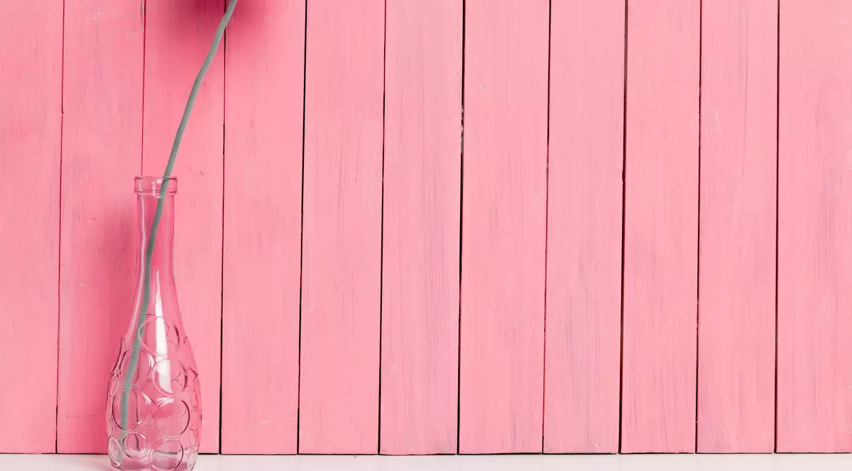 Cum cureţi o vază cu gâtul strâmt?