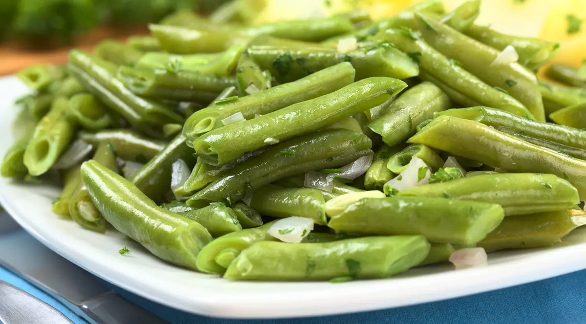 Libertatea te ajută să găteşti ieftin şi bun. Salată de fasole verde cu doar 7 lei