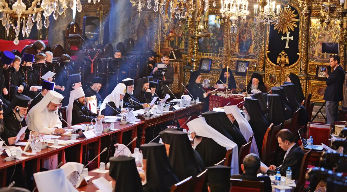 Ar putea apărea al doilea PAPĂ de la Roma!