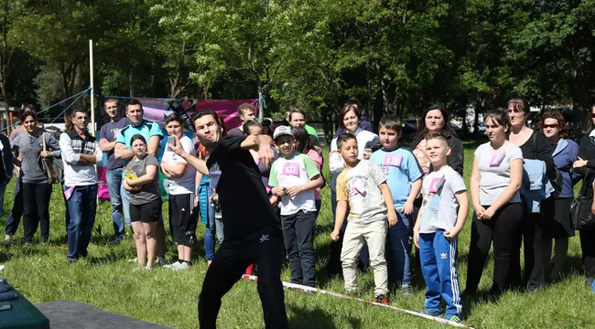 Zeci de timișoreni și-au aruncat azi telefoanele mobile! GALERIE FOTO