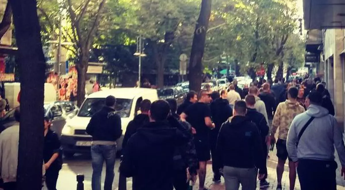 Un tricolor a avut un șoc înainte de Euro! Patronul său a fost prins azi într-o ambuscadă de fanii rivalei! Mașina a fost vandalizată | VIDEO