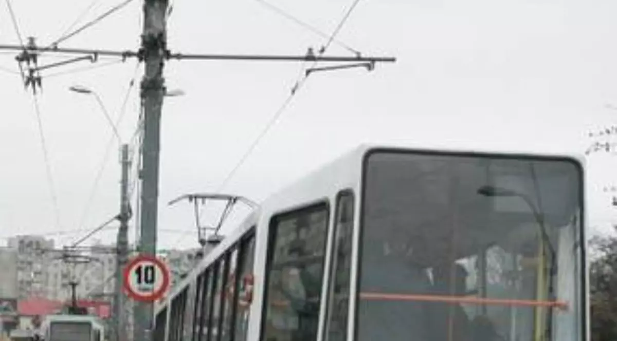 RATB modifică traseele mai multor tramvaie, în weekend. O linie se suspendă