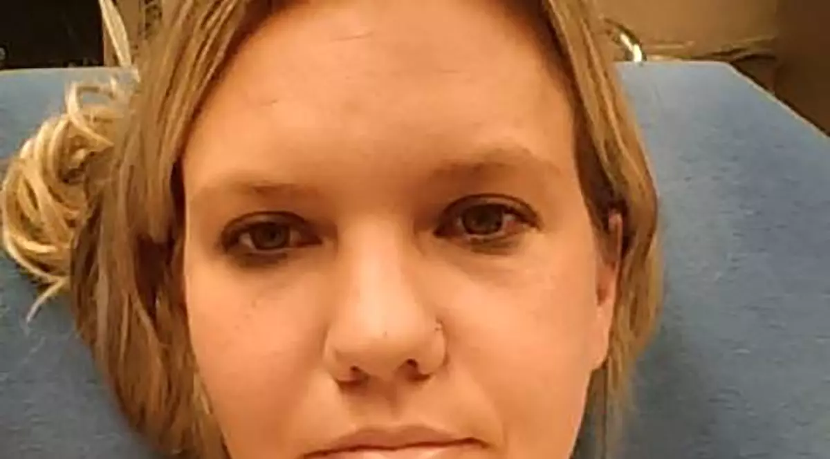 Povestea impresionantă a unei femei de 35 de ani! A învins cancerul de două ori, iar acum ucide criminali pentru a-și plăti facturile medicale| FOTO