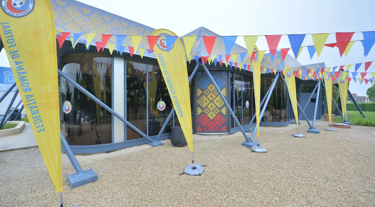 Euro 2016. Așa arată Centrul Media amenajat de FRF lângă cantonamentul tricolorilor din Franța. ”Presarii” lucrează într-un fost restaurant! FOTO