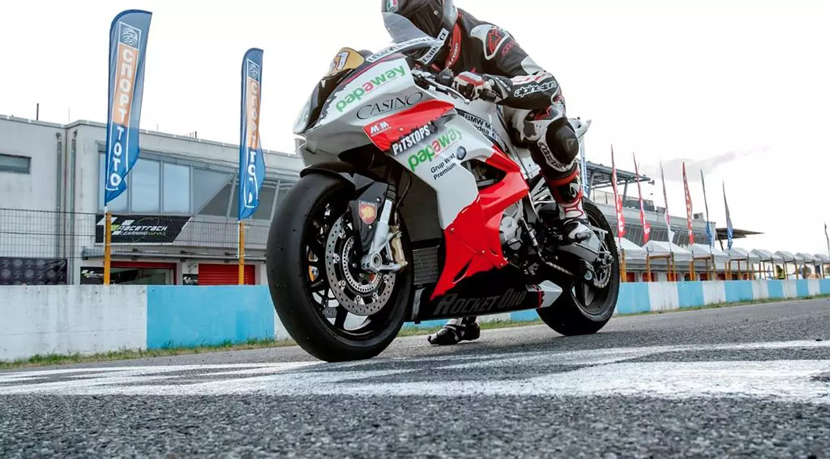 Motociclism. Daniel Onoriu își schimbă culoarea, dar nu și năravul. Un nou design, același obiectiv / GALERIE FOTO