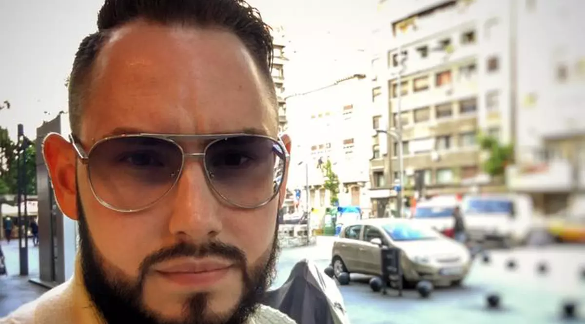 O luat-o pe urmele lui Şerban Huidu. Andrei Versace şi-a fotografiat buletinul de vot şi le-a arătat tuturor ce favorit a avut