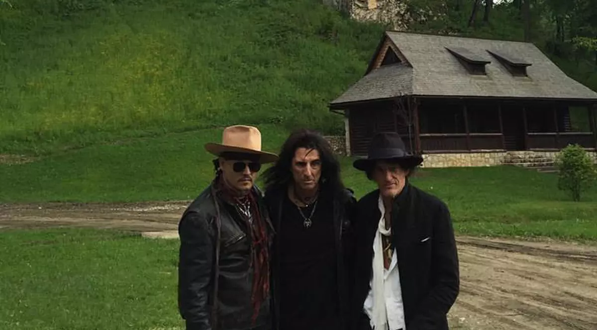 Johnny Depp, Alice Cooper şi Joe Perry s-au fotografiat la Castelul Bran