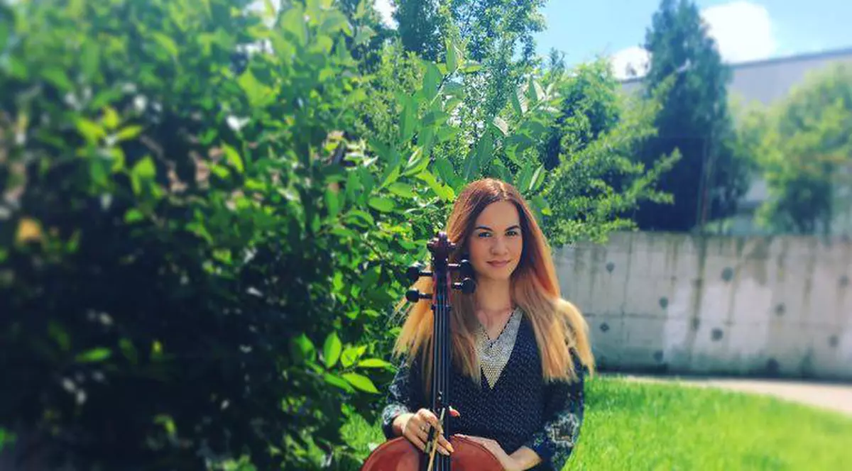 EXCLUSIV/ O tânără de 19 ani vrea ca sunetul violoncelului să o facă celebră