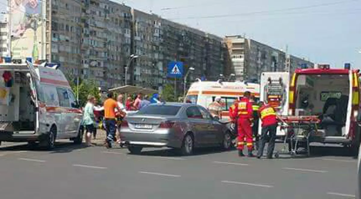Accident cu o ambulanță în Capitală. 3 persoane au fost rănite