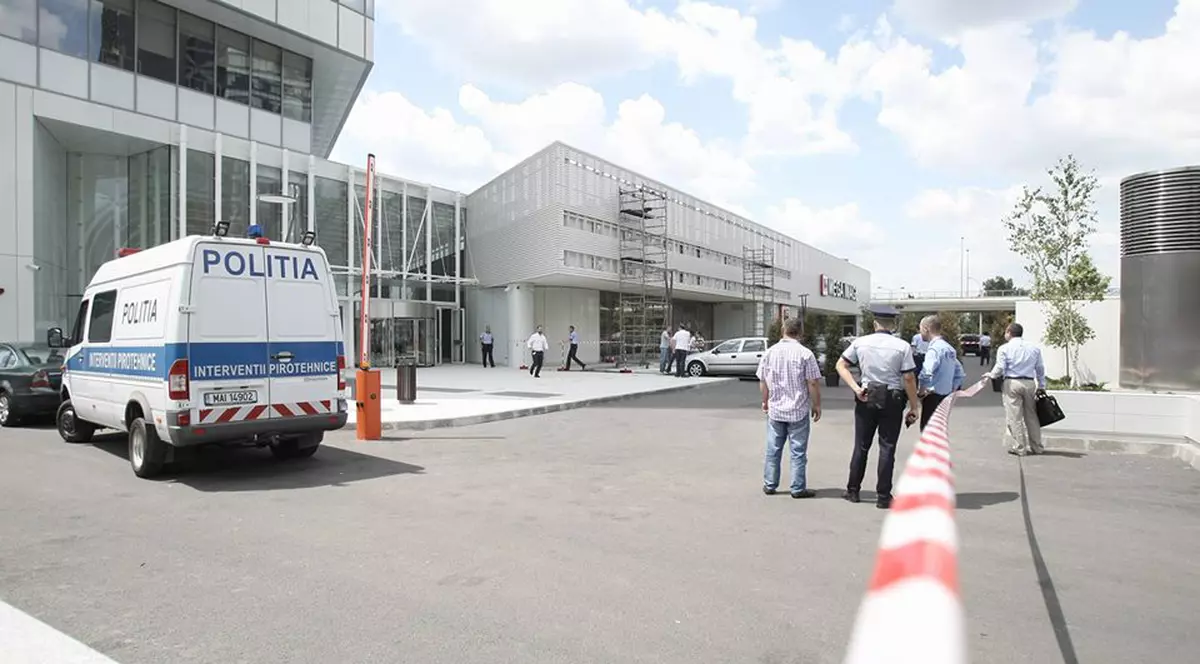 Alertă cu bombă lângă un mall din Capitală. Paznicul a fost cel care ”a făcut o glumă” | UPDATE