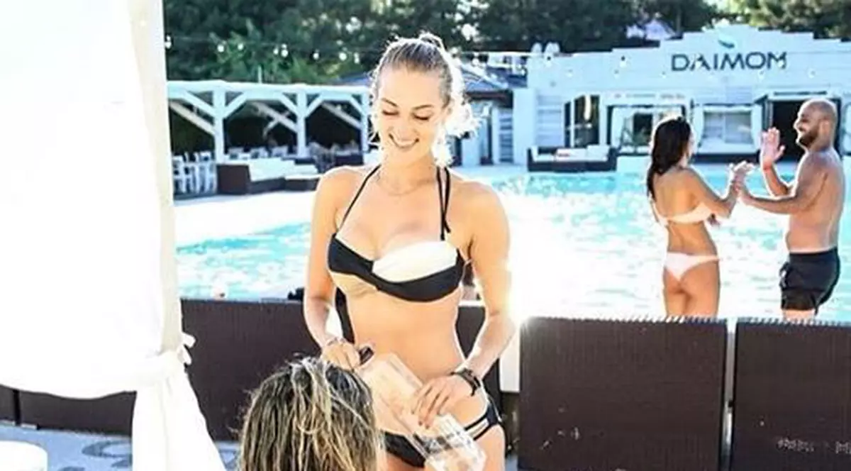 O cunoscută campioană din România și iubita ei se giugiulesc la piscină. A recunoscut că e lesbiană! FOTO HOT EXCLUSIV