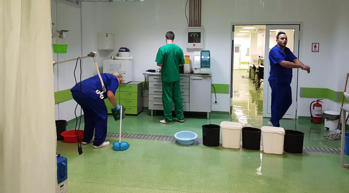 Pacienţi evacuaţi de urgenţă cu tot cu paturi şi echipamente, deoarece spitalul a fost inundat / GALERIE FOTO & VIDEO
