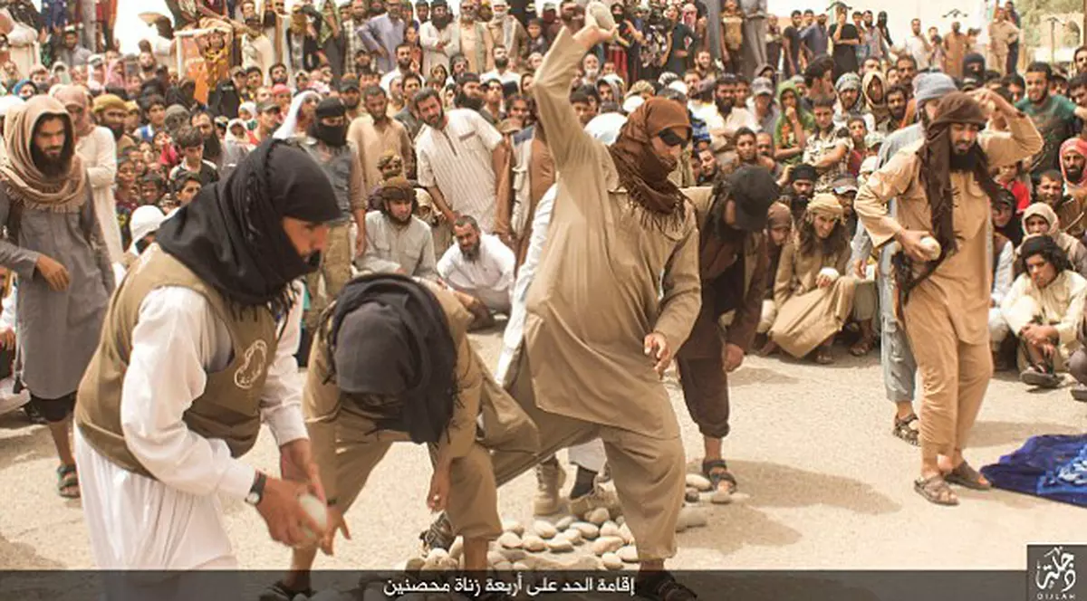 Patru bărbaţi din Irak, omorâţi cu pietre. Pentru ce au fost pedepsiţi