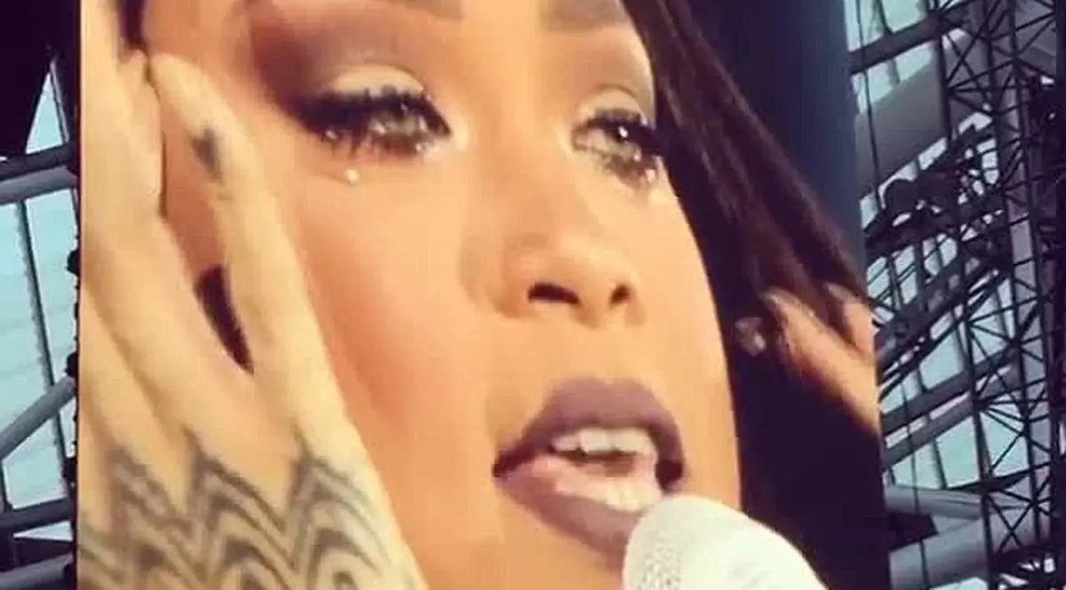 Rihanna, în lacrimi la un concert. Cântăreaţa a avut nevoie de o pauză pentru a-şi reveni | VIDEO