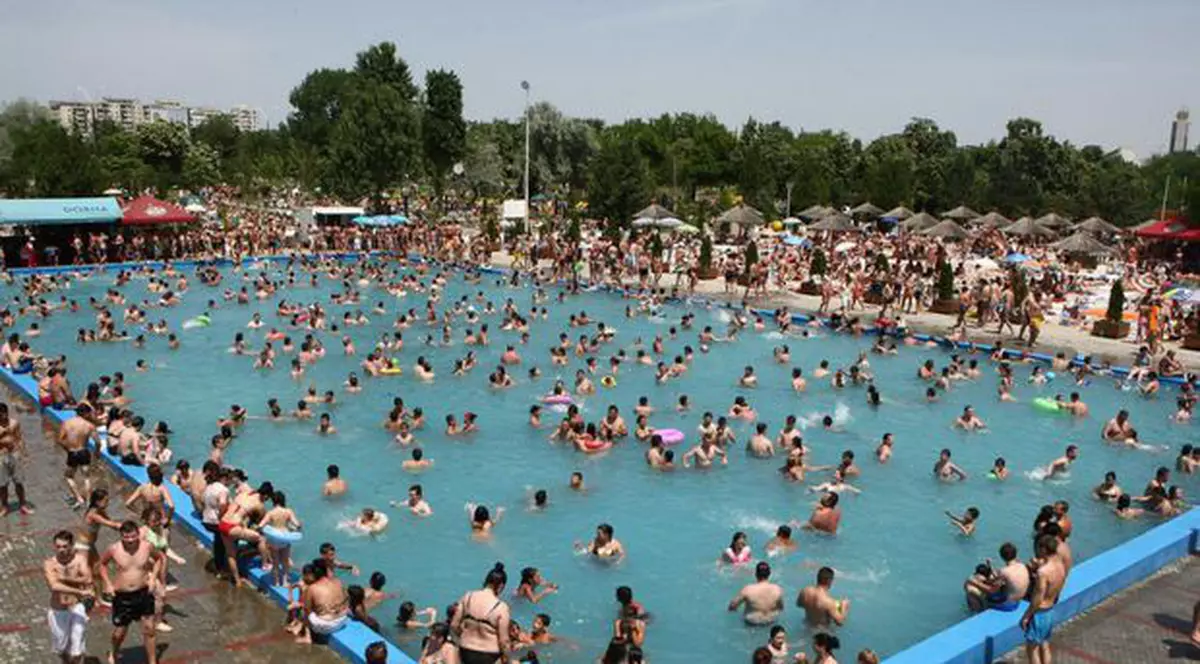Una dintre fetele care s-au înecat la piscina din Străuleşti a murit