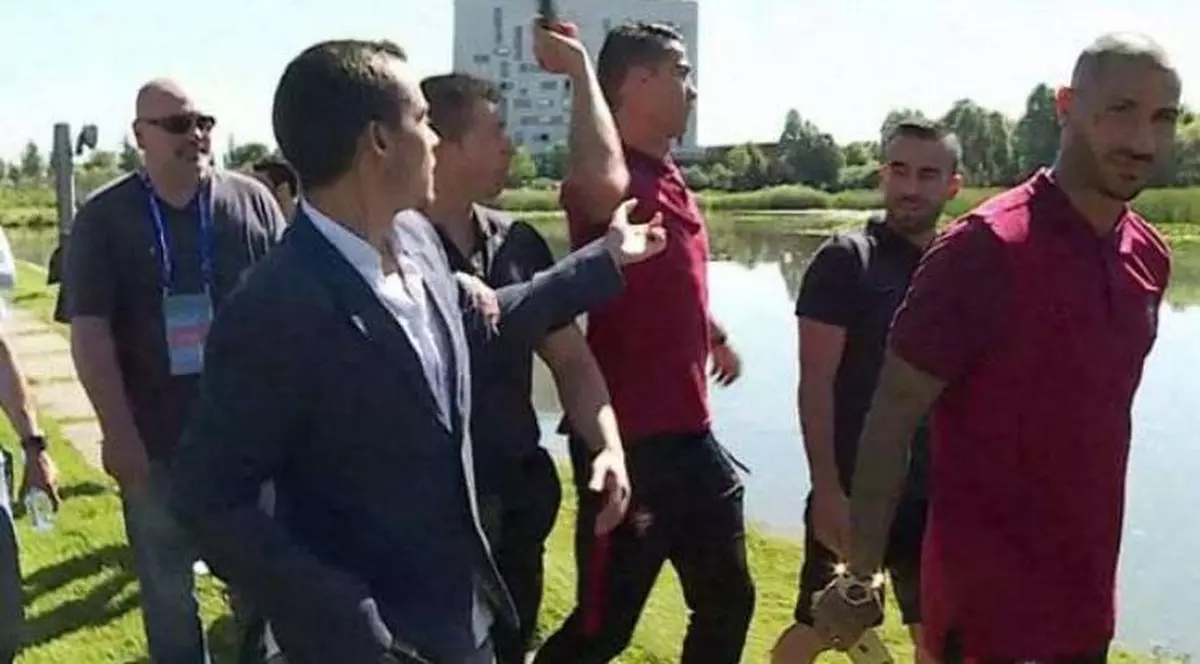 Euro 2016. Ronaldo e cu nervii la pământ. Starul lusitan a aruncat microfonul unui reporter în lac! / VIDEO