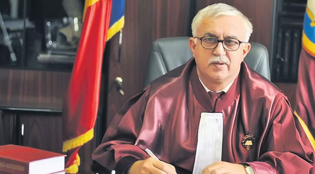 Au schimbat legea după ce s-au lovit de ea | Abuzul în serviciu, parţial neconstituţional