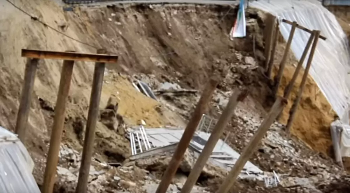 Crater uriaș format în Chișinău! Intrarea în sediul unei bănci s-a surpat. Momentul a fost filmat de un martor | VIDEO