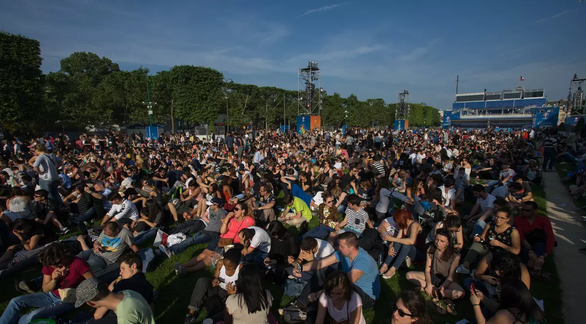 Euro 2016. ”Libertatea” a fost la fan-zonul uriaș din Paris, deschis cu un concert David Guetta, în prezența a zeci de mii de oameni. Securitate strictă / GALERIE FOTO și VIDEO