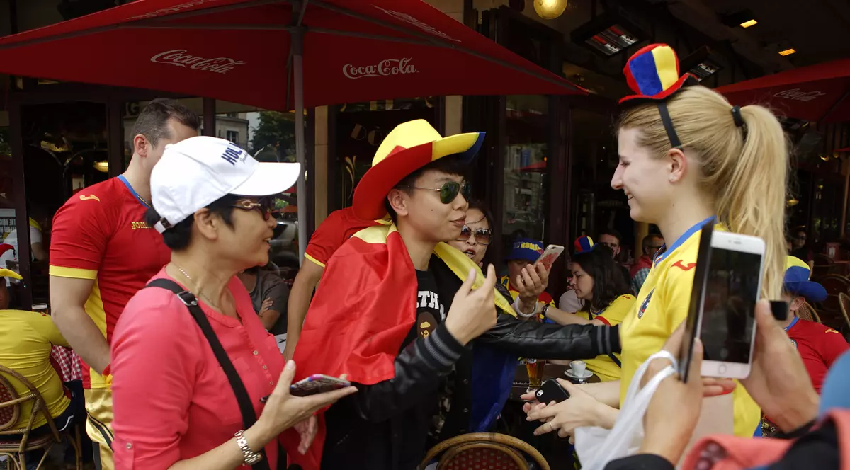 România - Franța (ora 22.00). Suporterii tricolori se pregătesc de marele meci, pe străzile Parisului / VIDEO