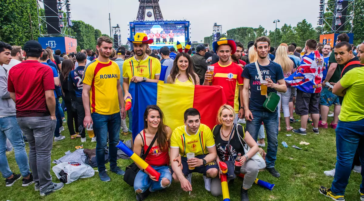 România-Elveția (ora 19.00). Euro 2016. Nebunie cu suporterii tricolorilor la Paris. ”Trăiască DNA-ul, jos comunismul!” LIVE VIDEO