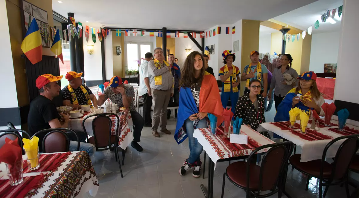 Euro 2016. Reportaj într-un restaurant românesc din Paris în timpul meciului România - Albania 0-1. ”Suntem foarte dezamăgiți!” VIDEO EXCLUSIV