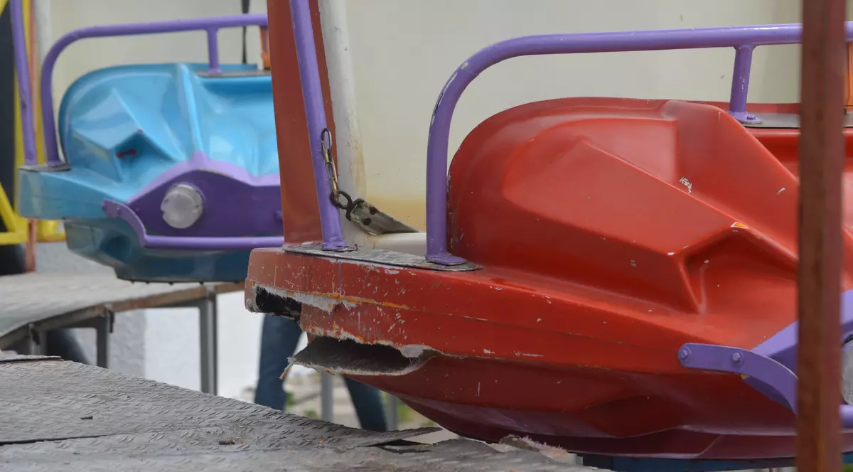 O familie din Buzău a căzut în gol cu o componentă a unui carusel / VIDEO