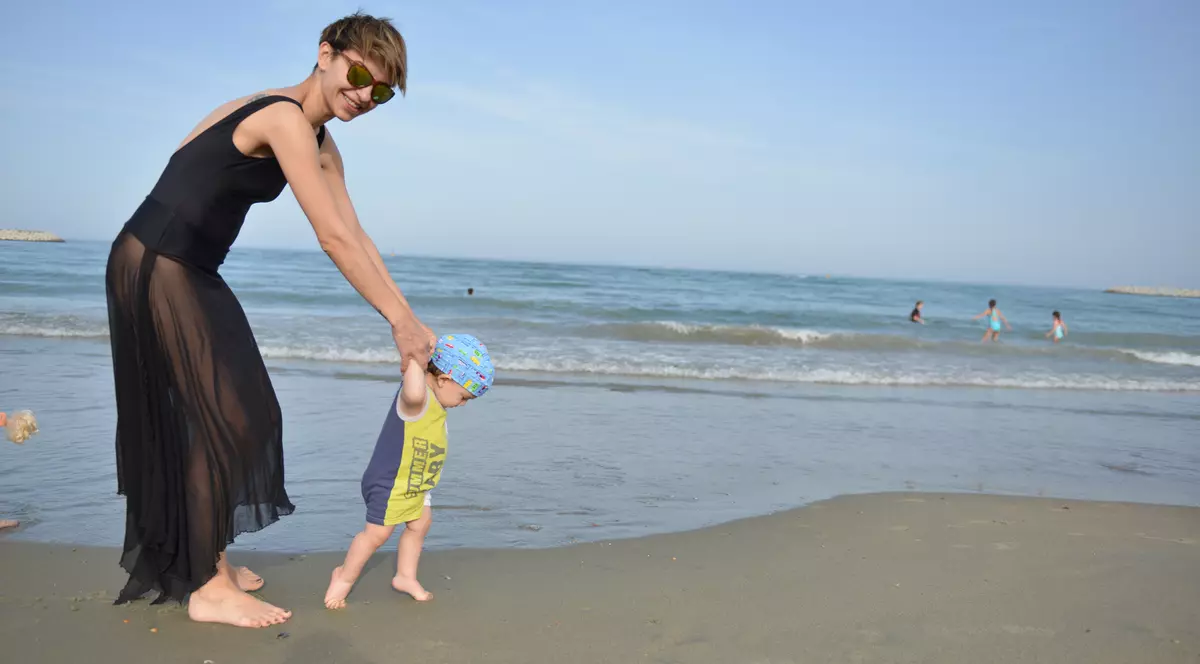 Prima excursie la mare...în 4. Ce mare a crescut băiețelul Giuliei Anghelescu