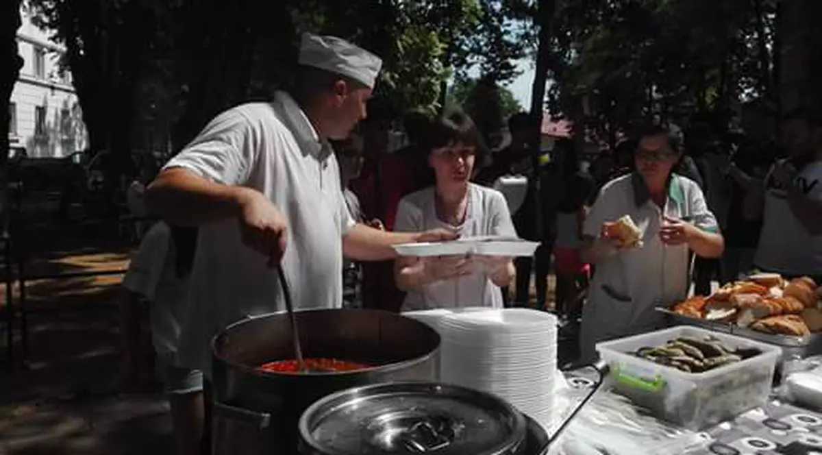 Mâncăruri din 17 ţări, dansuri și culturi diferite și tradiționalul ciolan cu fasole la Global Village