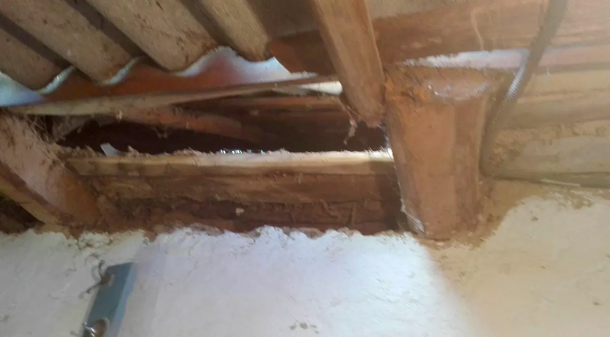 Le-a căzut o bucată de rachetă pe casă