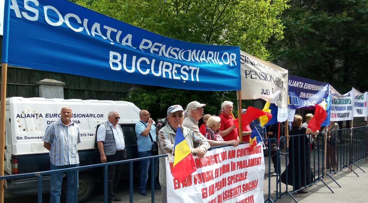 Pensionarii cer pensii ca înainte de '89, de 2.500 de lei