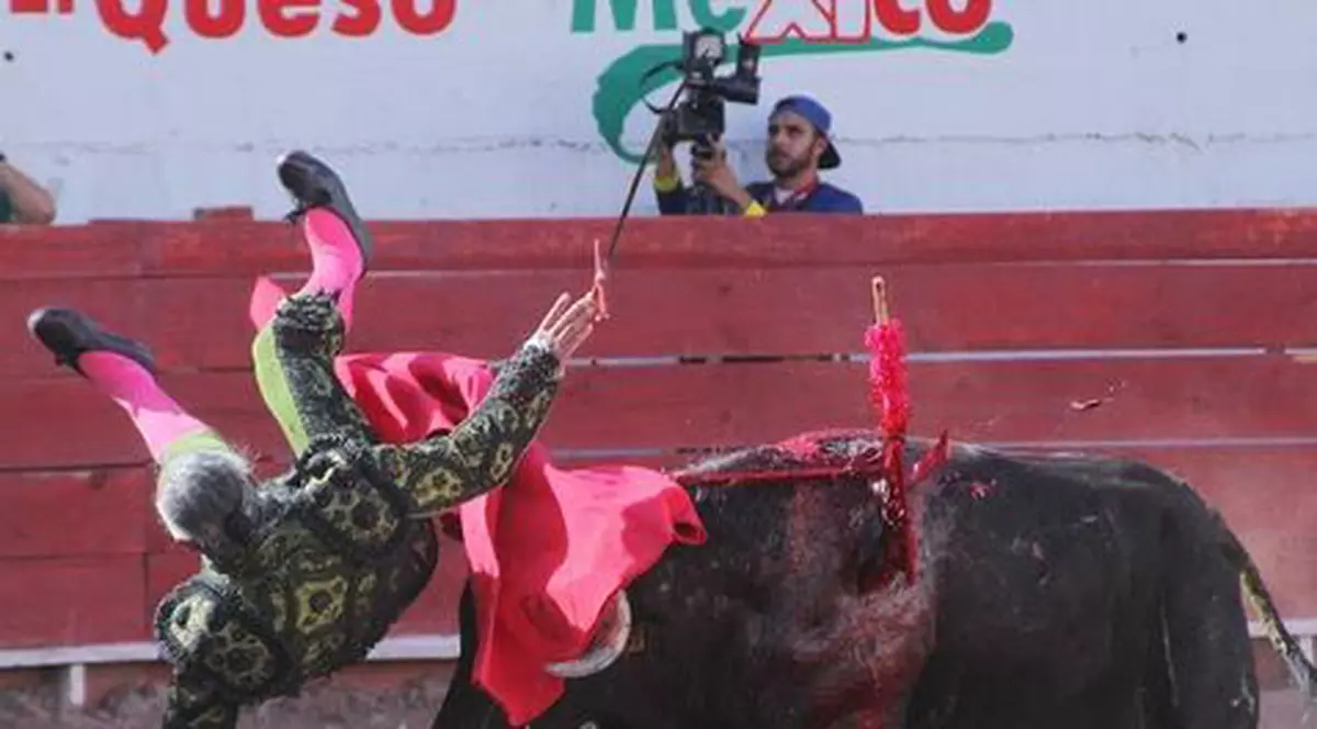 Tragedie în lumea toreadorilor. Un matador care a fost împuns de taur a murit | VIDEO