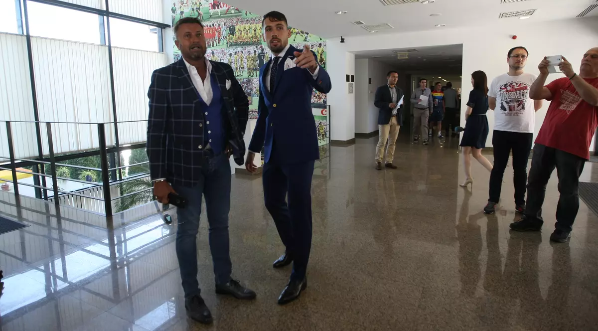 Euro 2016. Costume avem, fotbal jucăm? Lână, tricolor, bumbac egiptean, perle, pantofi din piele de vițel FOTO