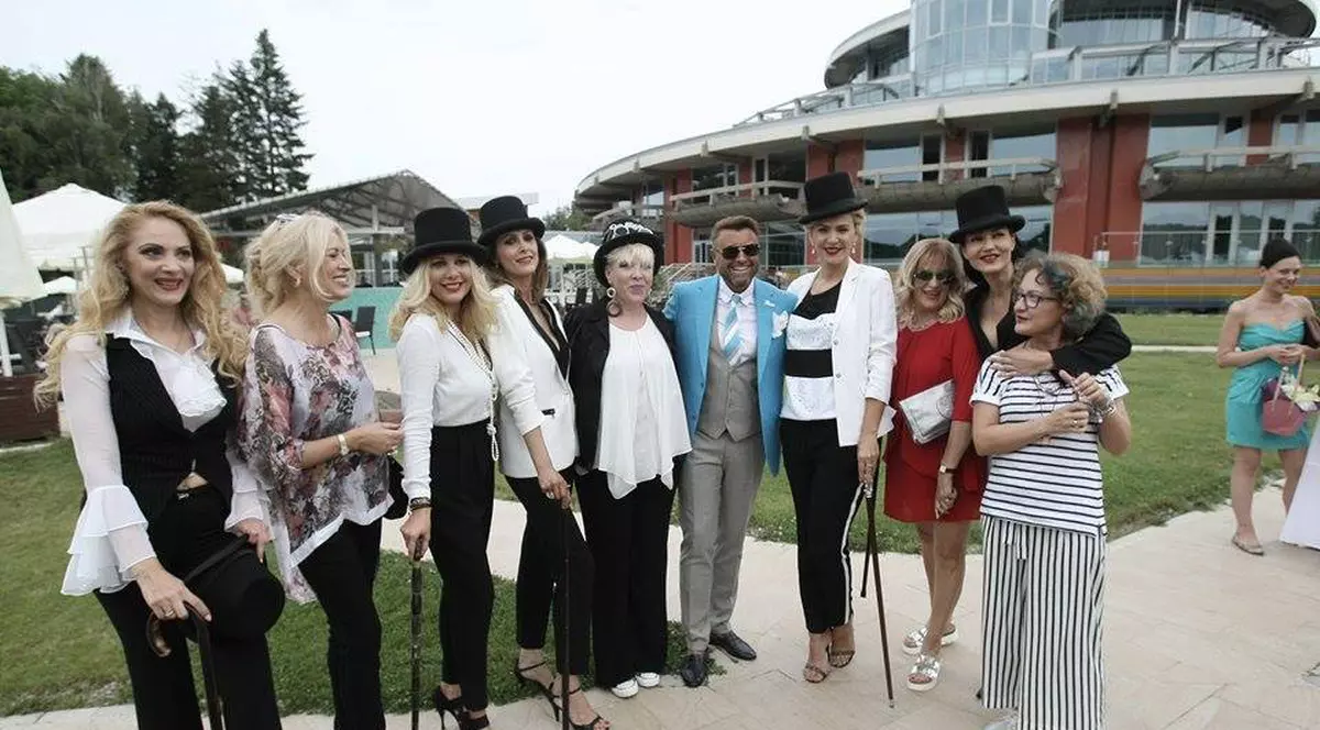 FOTO EXCLUSIV/ Zina Dumitrescu a ieşit din azil. Imagini incredibile de la aniversarea fostei creatoare de modă. Ţinuta ei i-a lăsat mască pe toţi