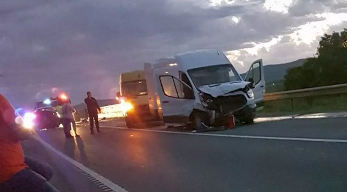 Accident pe DN1: o camionetă care tranporta butoaie cu benzină, implicată într-un carambol