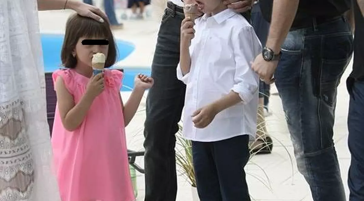 Soțul Cristinei Spătar și-a scos copiii în oraș. Imaginile care i-au surprins pe toți