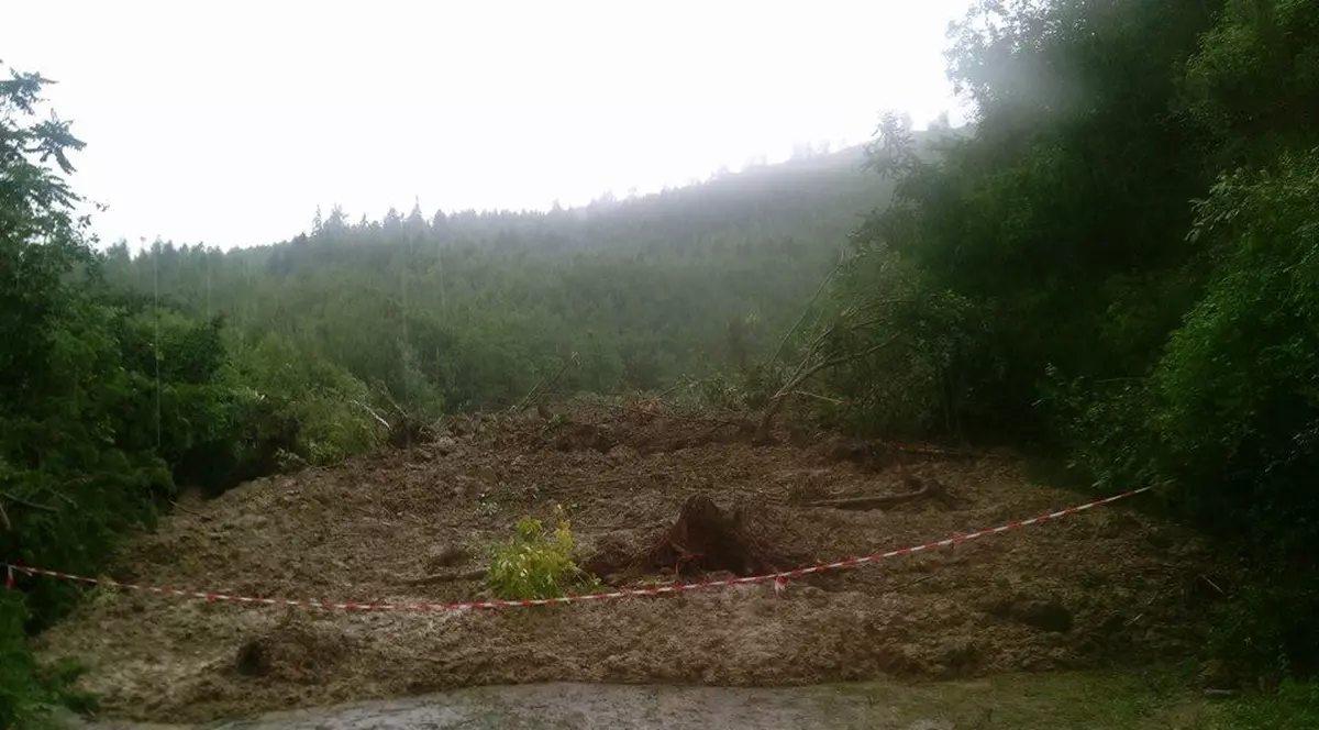 Situație dramatică în Comănești! Alunecarea de teren înaintează spre locuințele oamenilor