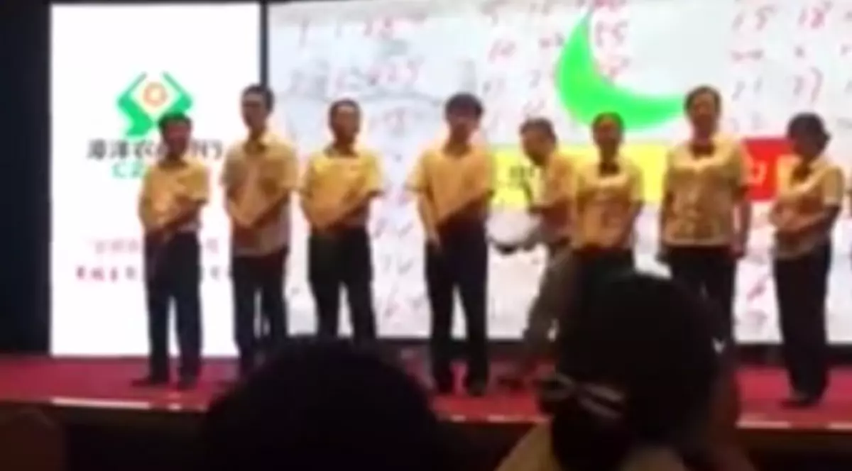 Angajaţii unei bănci din China, bătuţi cu rigla din cauza performanţelor slabe| VIDEO