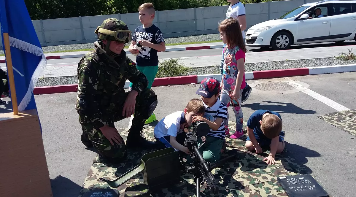 De 1 Iunie, polițiștii și soldații gălățeni au predat armele... copiilor!