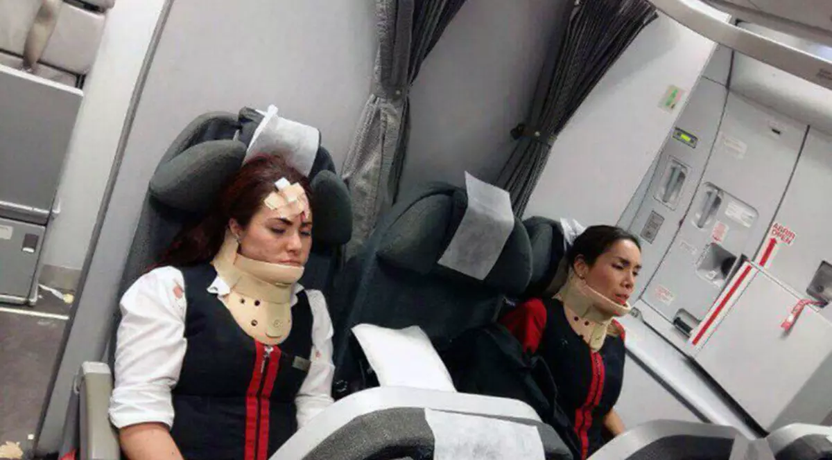 Clipe de coșmar pentru pasagerii unui avion care a trecut printr-o zonă de turbulenţe puternice: "A fost un miracol că am supravieţuit"| VIDEO